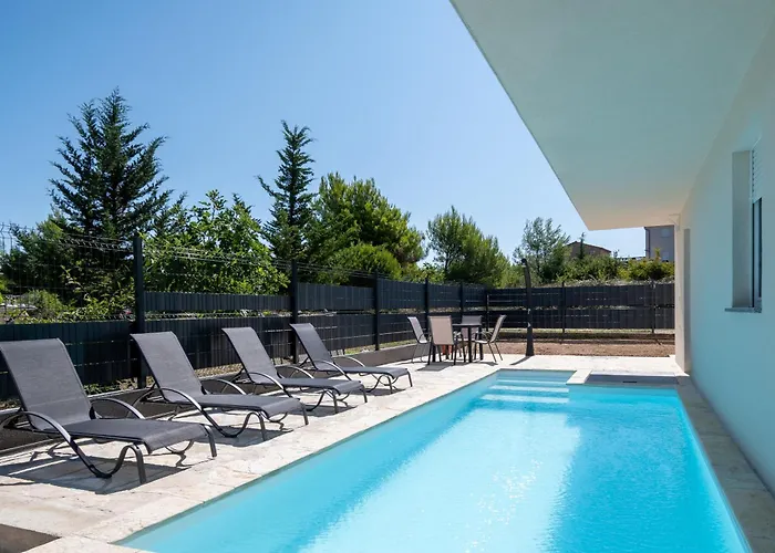 Апартаменты Family-friendly With Swimming Pool - Lozice, - 24328