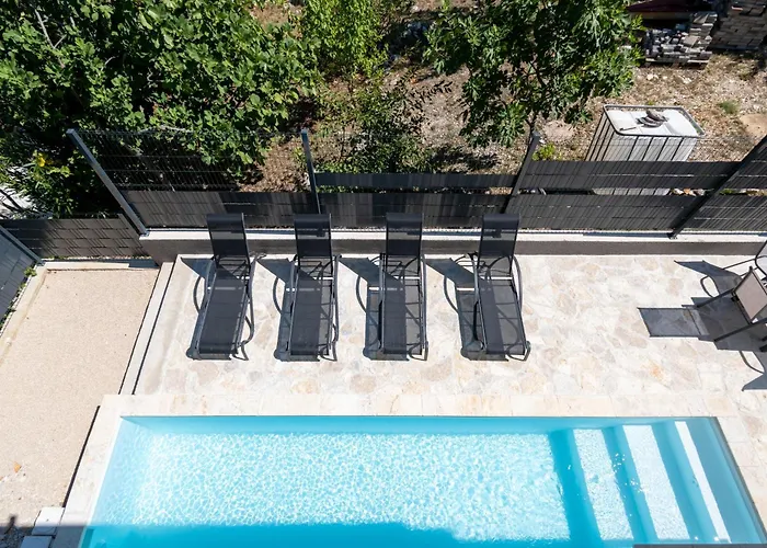Family-friendly With Swimming Pool - Lozice, - 24328 Апартаменты