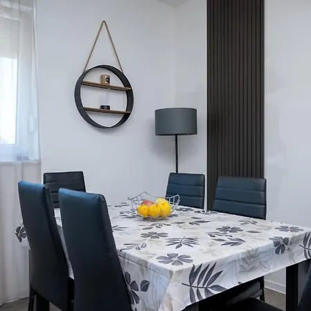 Family-friendly With Swimming Pool - Lozice, - 24328 Апартаменты