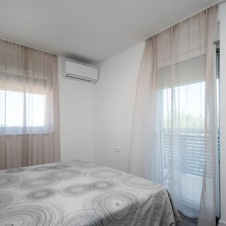 Апартаменты Family-friendly With Swimming Pool - Lozice, - 24328 Вир