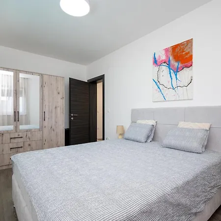 Апартаменты Family-friendly With Swimming Pool - Lozice, - 24328