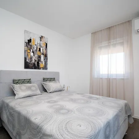 Family-friendly With Swimming Pool - Lozice, - 24328 Апартаменты