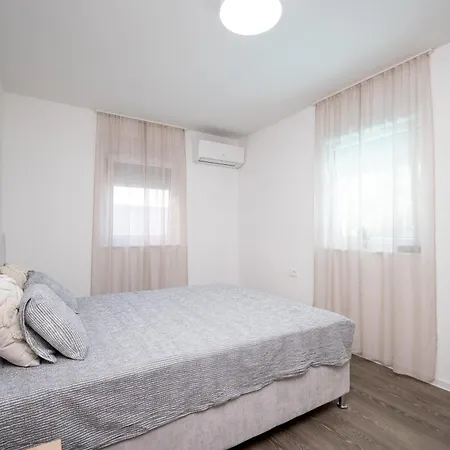 Family-friendly With Swimming Pool - Lozice, - 24328 Апартаменты *