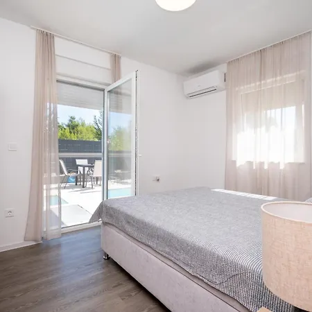 Family-friendly With Swimming Pool - Lozice, - 24328 Апартаменты
