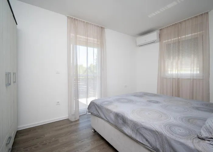 Family-friendly With Swimming Pool - Lozice - 24328