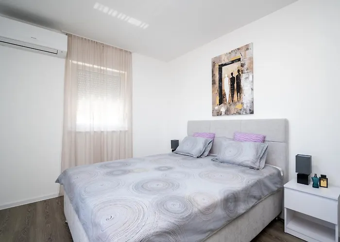 Apartment Family-friendly With Swimming Pool - Lozice, - 24328 *