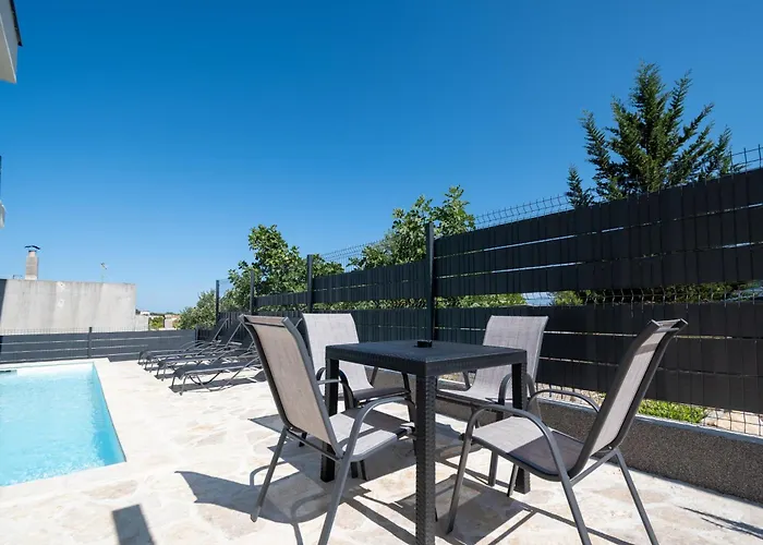 Family-friendly With Swimming Pool - Lozice - 24328 *