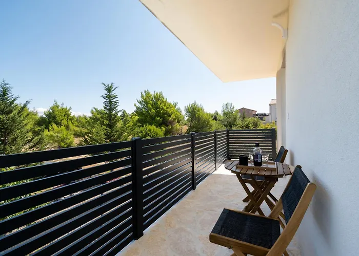 Family-friendly With Swimming Pool - Lozice - 24328 * Vir