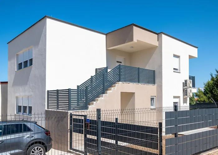 Family-friendly With Swimming Pool - Lozice - 24328