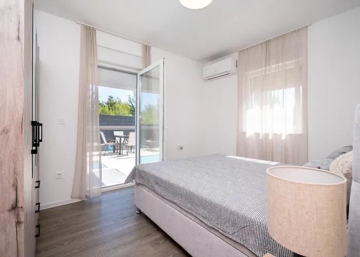 Family-friendly With Swimming Pool - Lozice, - 24328 Apartment